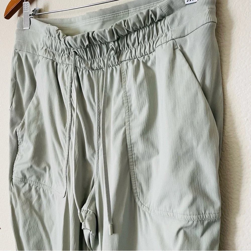 Lululemon SIZE 8 Dance Studio MR midrise 28” pants in light green